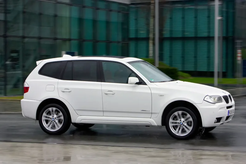 Белый BMW x3 2008
