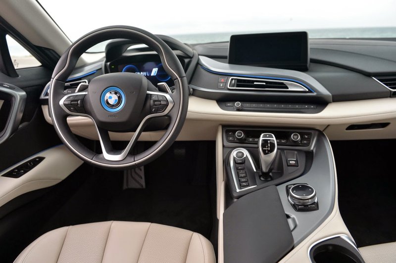 BMW i8 Coupe салон