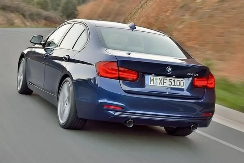 Белая БМВ 3 2015