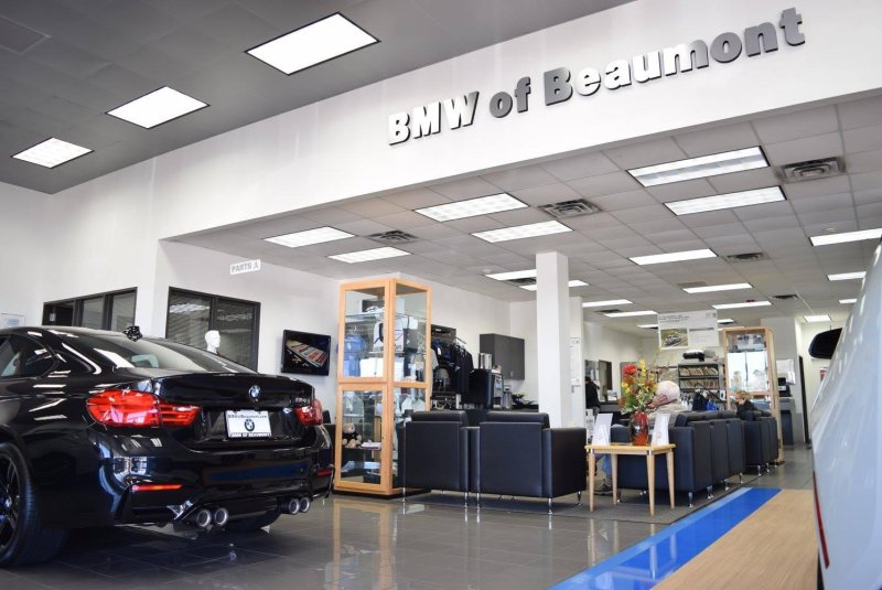 Автосалон БМВ В Америке