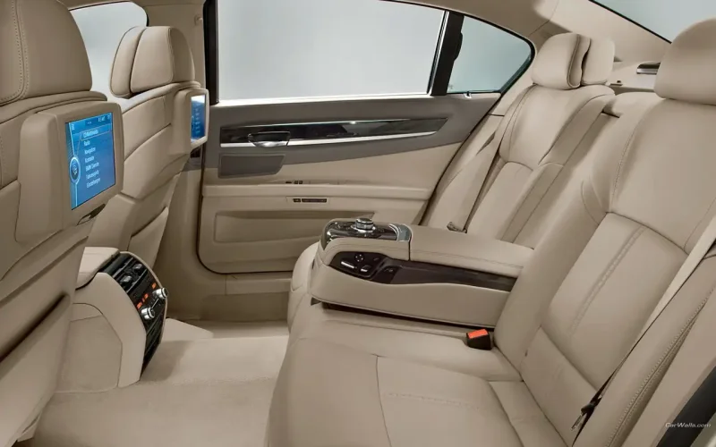 BMW 7 2022 салон сзади