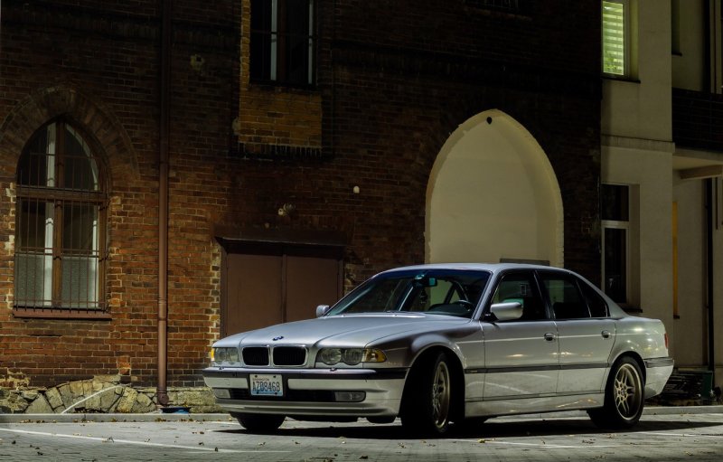 BMW e38 серая