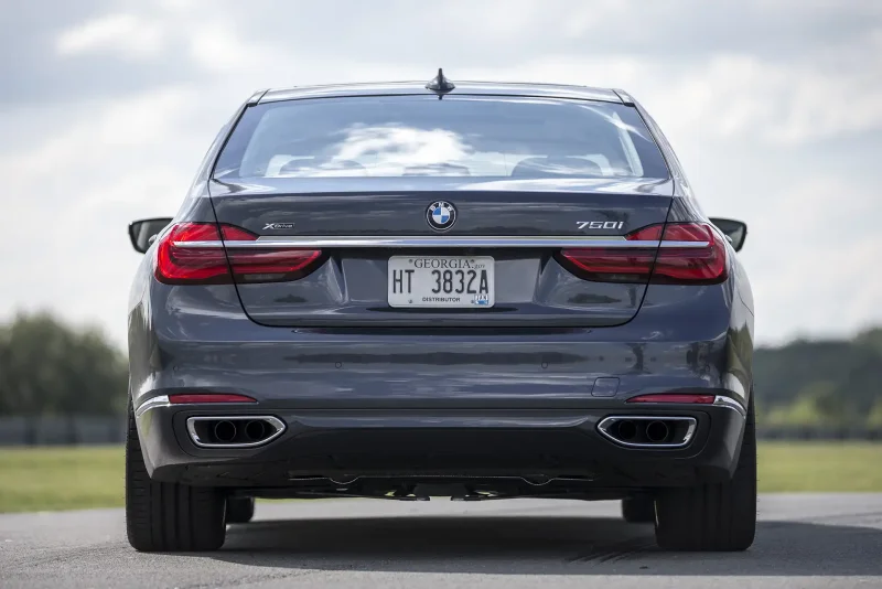 BMW 7 сзади