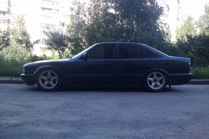 BMW e34 серебристая