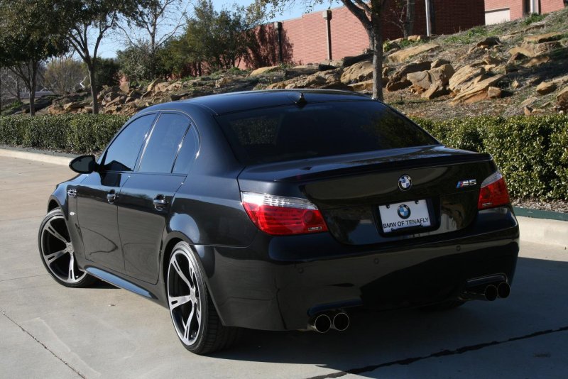 BMW m5 e60 черная
