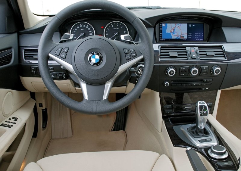 БМВ 530i салон