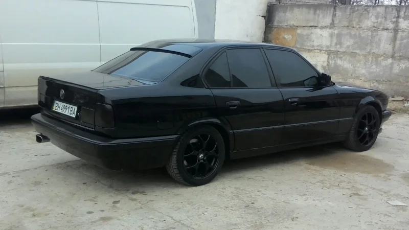 БМВ е34 черная