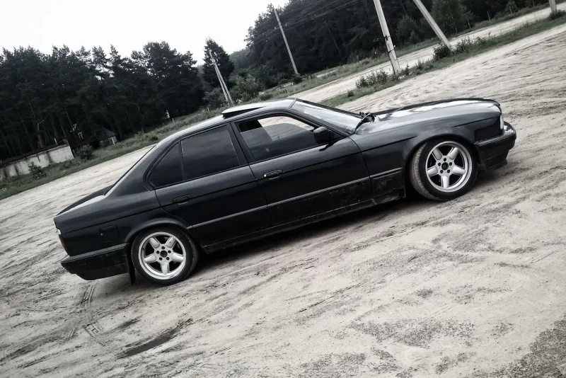 BMW e34 черная тонированная