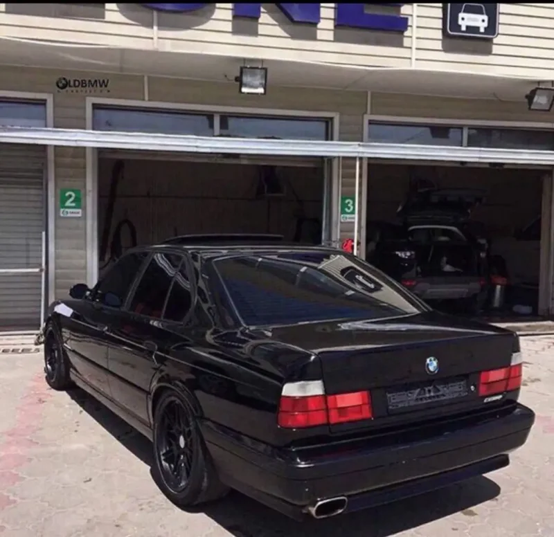 BMW e34 черная