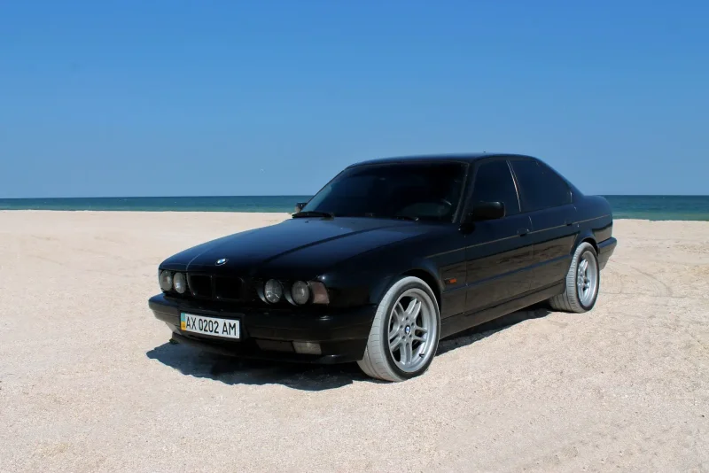 BMW e34 черная тонированная