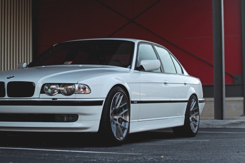 BMW 7 e38 белый
