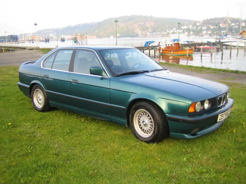 BMW e34 Вишневая