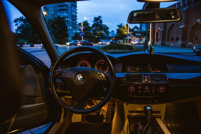 Салон БМВ e60 ночью