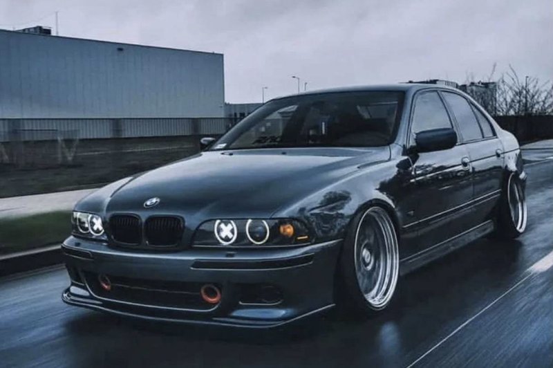 Черная БМВ е39 в м обвесе