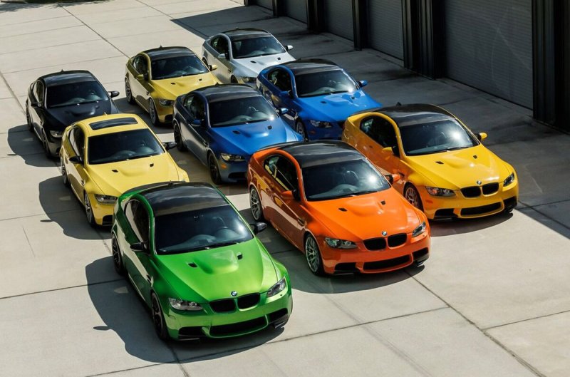 Одинаковые БМВ разных цветов