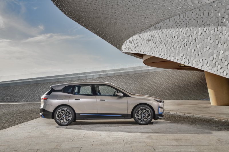 BMW IX 2021 электрокроссовер