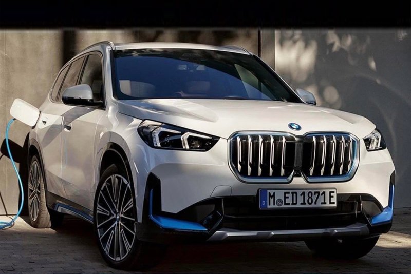 BMW IX меняет цвет кузова