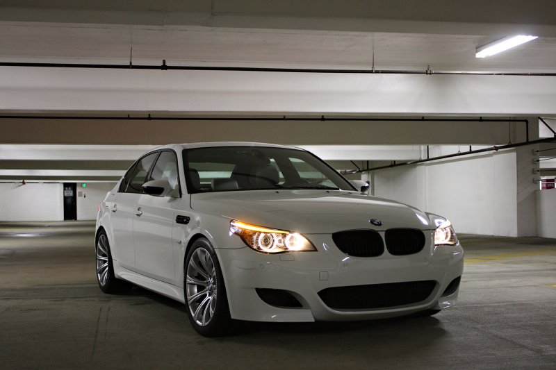 БМВ m5 e60 белая