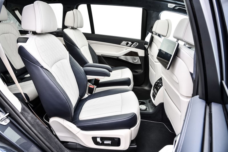 BMW x7 салон задний ряд