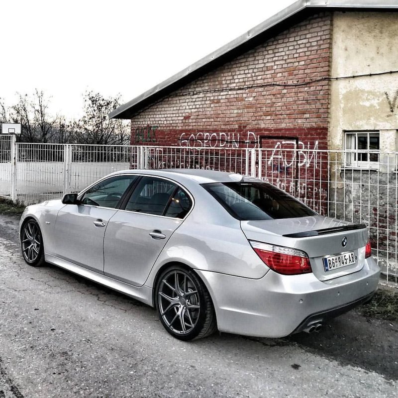 BMW e60 серебристая