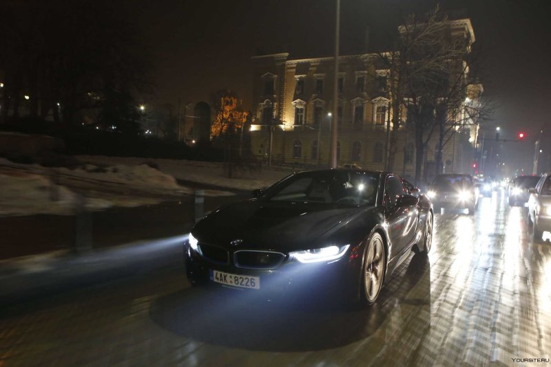 BMW i8 на ночном городе