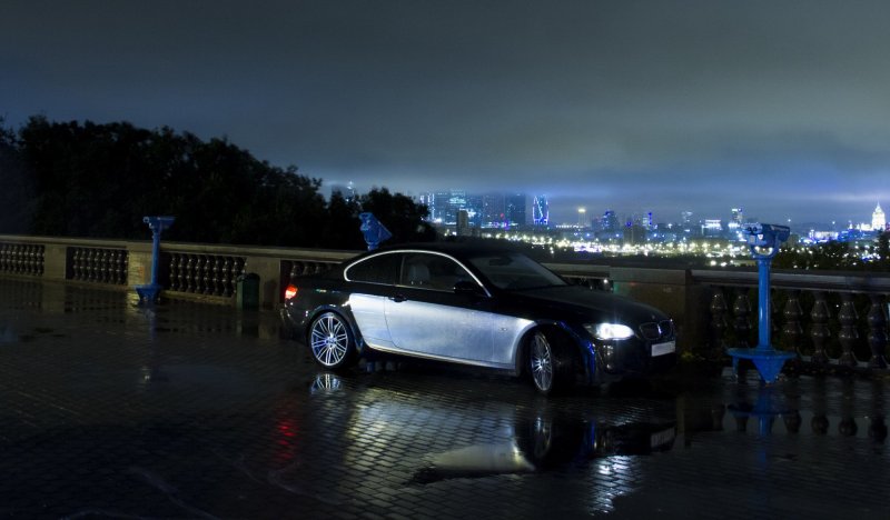 Автомобиль в ночном городе