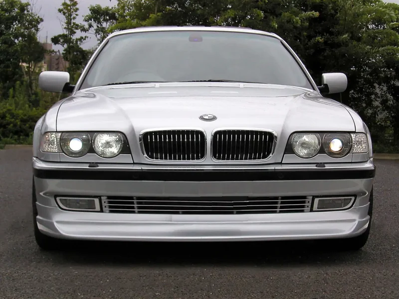 BMW e38 серебристая