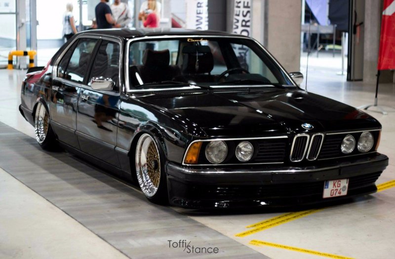BMW 7 е23