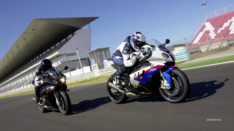 Блондинка на спортивном мотоцикле