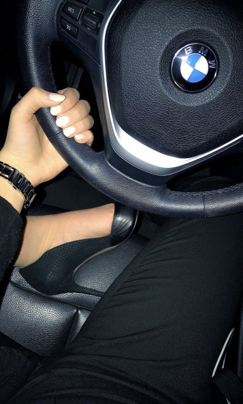 Брюнетка за рулем BMW