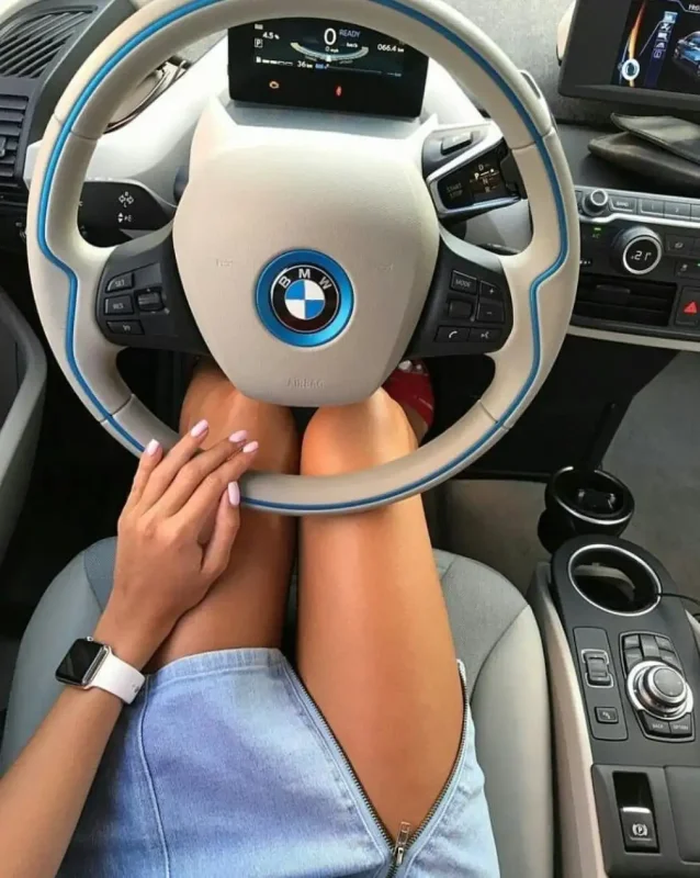 Девушка за рулем БМВ