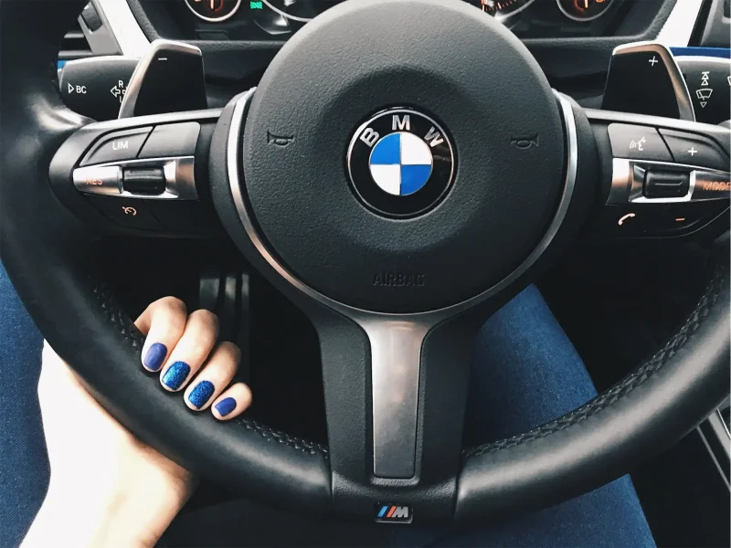 Рука на руле BMW e60