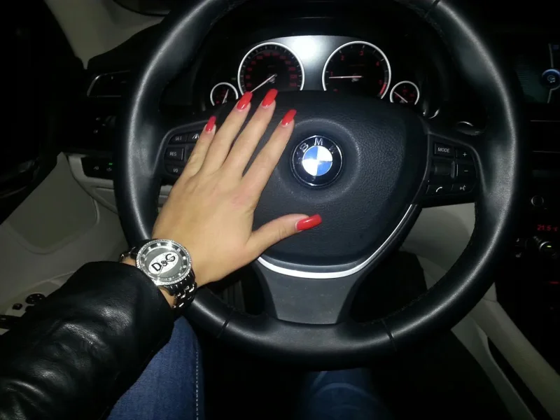 Девушка за рулем BMW