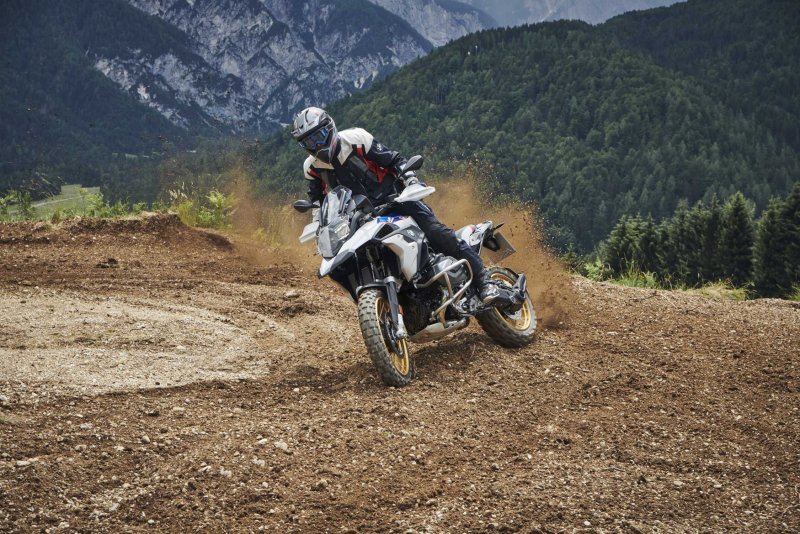BMW r1250gs с человеком