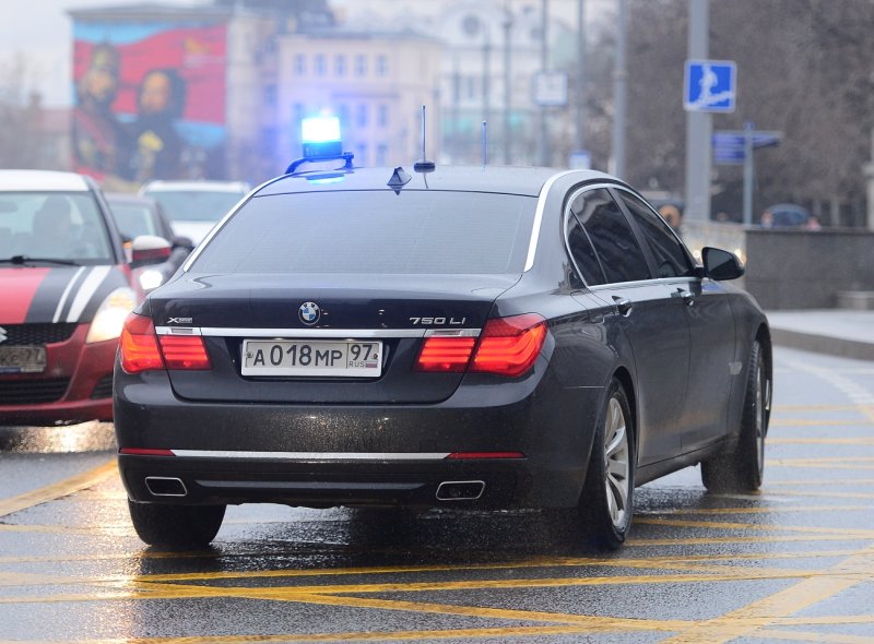 Черная БМВ номера 505