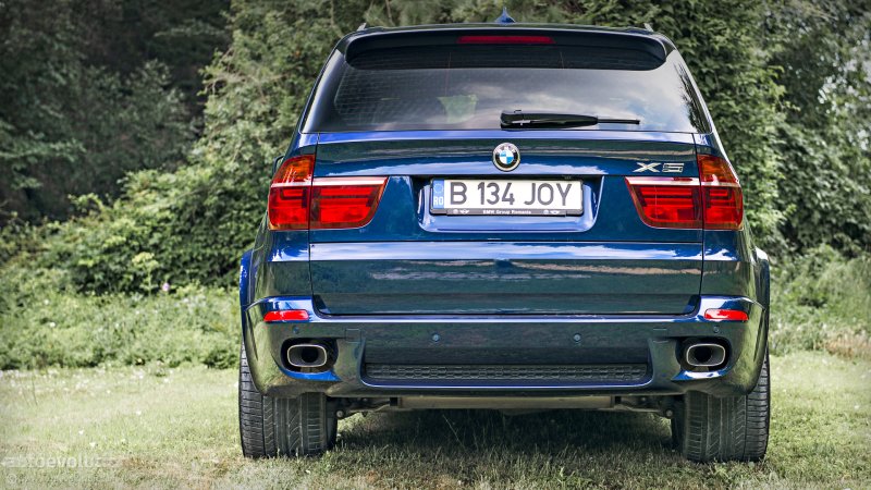 BMW e70 сзади
