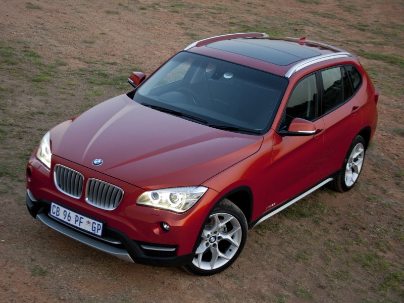 BMW x1 красная