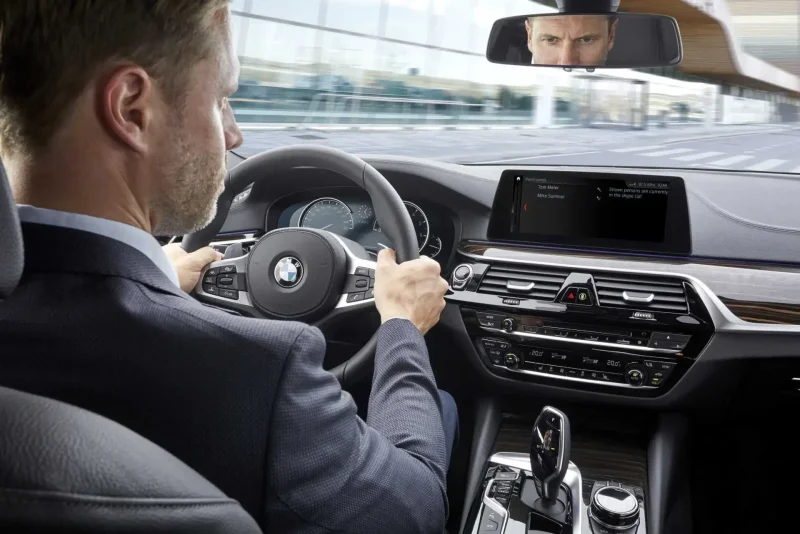 Водитель BMW