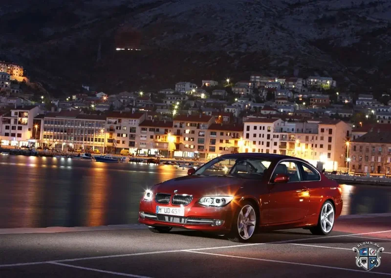 BMW e90 седан на фоне города