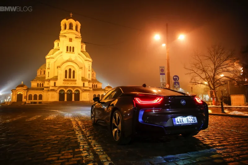 BMW i8 на ночном городе