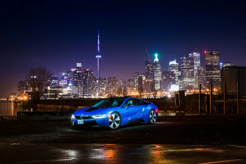 BMW i8 на ночном городе