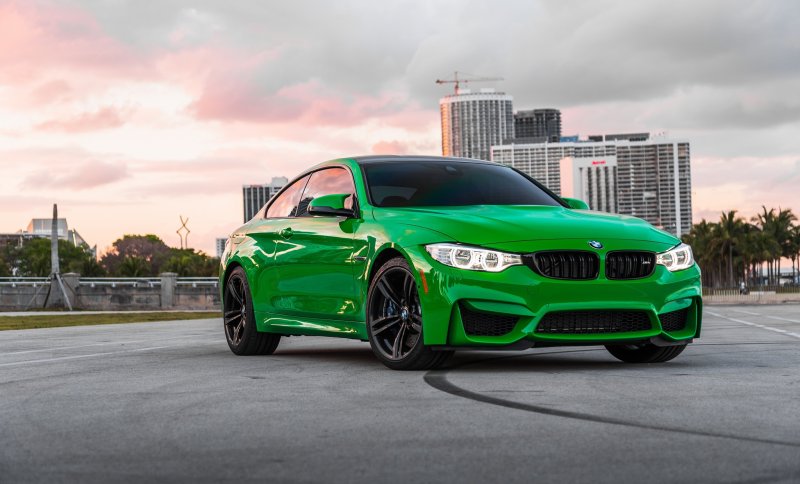 Зеленая БМВ m4