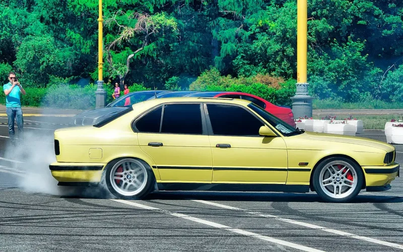 BMW m5 e34 желтая