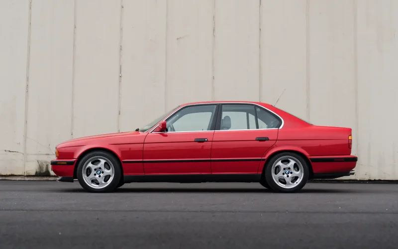 BMW m5 e34 сбоку