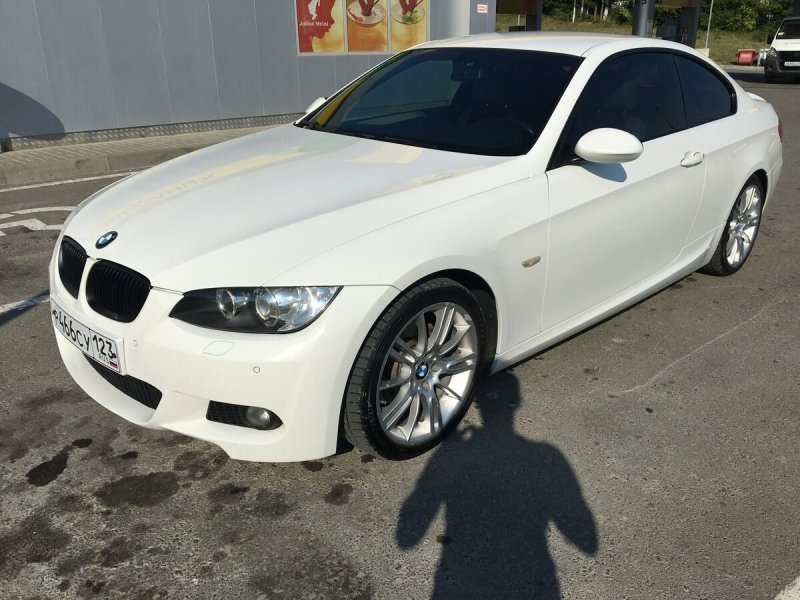 БМВ 320i белая