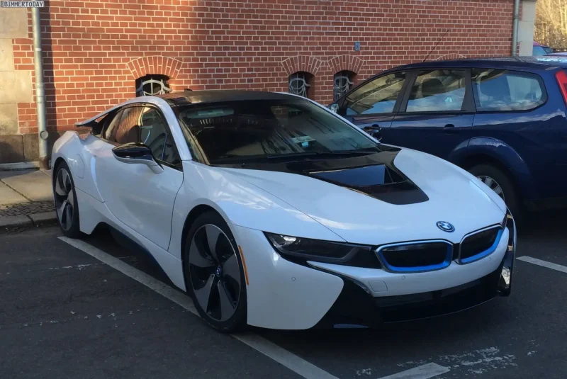 BMW i8 битая