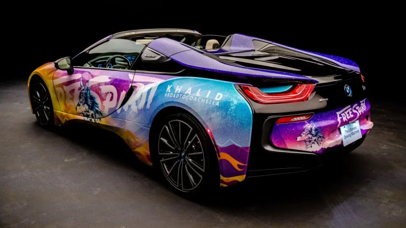 BMW i8 неоновая