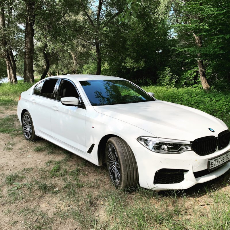 Белая БМВ м5 CS