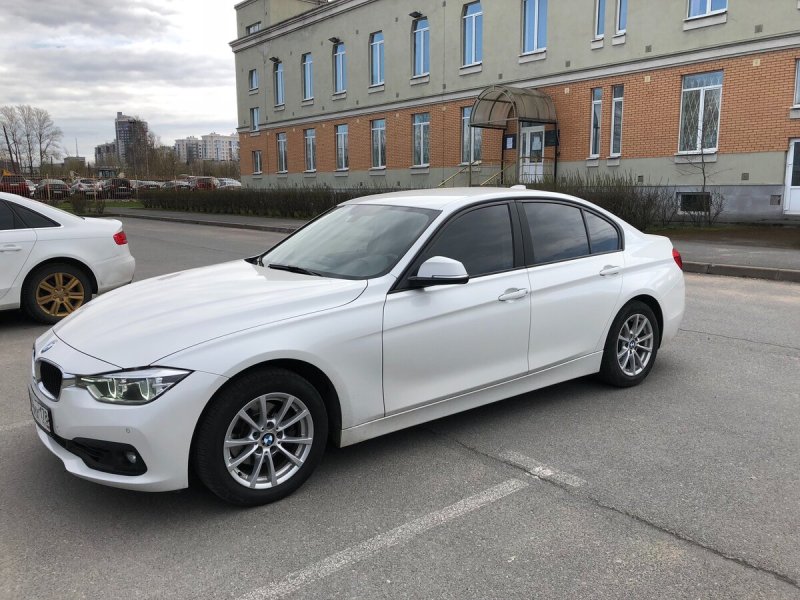 БМВ 318i белая