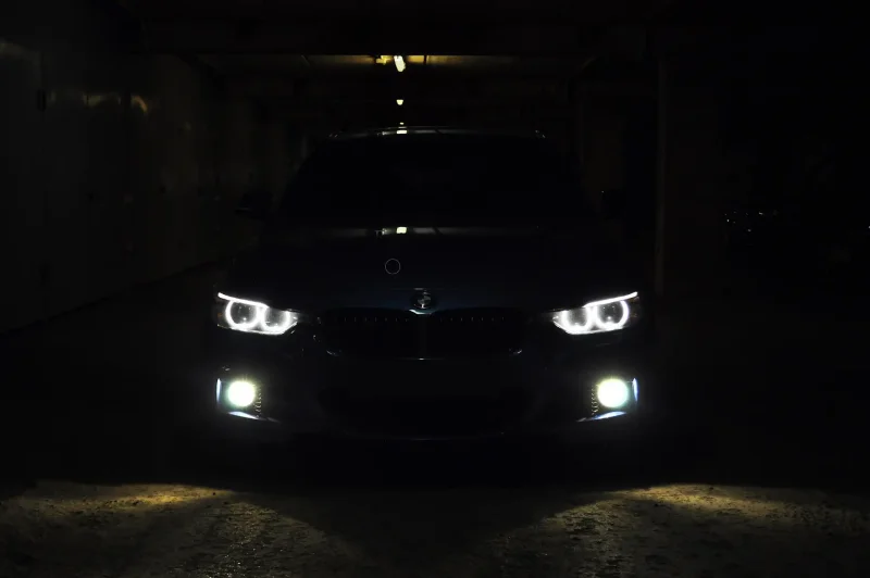 BMW f30 фары в темноте
